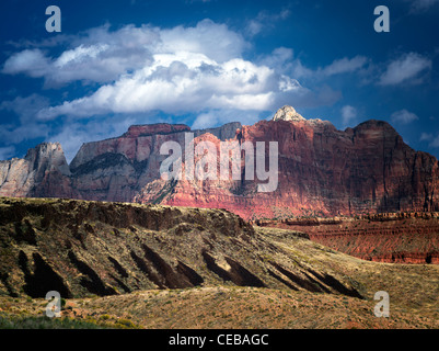 Berge und Wolken im Zion Nationalpark, Utah