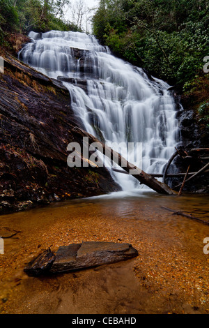 King Creek Falls in der Francis Marion und Sumter nationalen Wälder nördlich von Mountain Home, SC. Sie sind nur vor dem König Creek Dumps in der Chattooga River (Befreiung) und in der Tat sind Sie zu Fuß entlang der Chattooga River Trail für kurze Zeit vor folgenden King Creek vor. Die etwa 75 Fuß fällt sind sehr schön und von einer üppigen Vegetation umgeben ist. Stockfoto