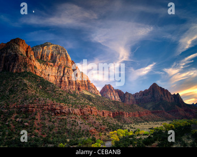 Sonnenuntergang mit dem Wächter und Brücke Berg, Sonnenuntergang und Mond. Zion Nationalpark, Utah Stockfoto