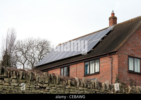 Solarstrom-Panels auf Neubauwohnungen Stockfoto