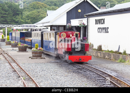 Eine rote Dampflok auf Fairbourne Steam Railway Stockfoto