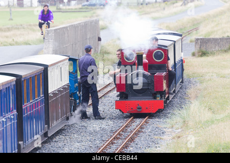 Dampf-Züge kreuzen auf Fairbourne Steam Railway Stockfoto