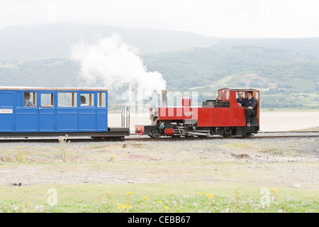 Eine rote Lokomotive auf Fairbourne Steam Railway Stockfoto