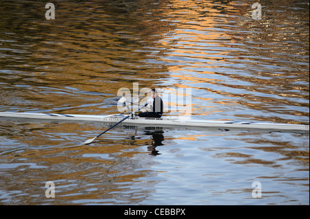 weibliche Ruderer Rudern Fluss Ouse York England uk Stockfoto