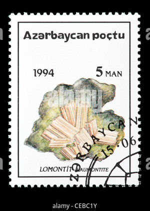 Briefmarke aus Aserbaidschan Darstellung Laumontite Kristalle. Stockfoto