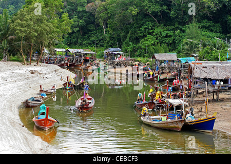 Fluss in der Nähe von Patong in Phuket Insel mit Longtail Booten, Thailand Stockfoto