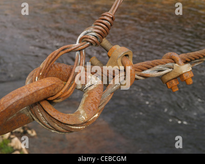 Unterstützt Kabel-, Metall-, links und Schrauben für ein Schaf Brücke über einen Fluss in den schottischen Highlands Stockfoto