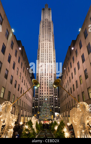 Das Rockefeller Center Weihnachtsbaum und Engel. Stockfoto