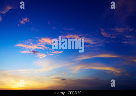 Spektakulären Sonnenuntergang Himmel in hoher Auflösung Stockfoto