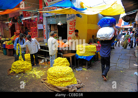 Gelbe Blumen zum Verkauf auf dem Markt der Devaraja in Mysore, Karnataka, Indien. Stockfoto