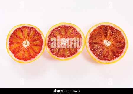 Citrus X sinenesis. Drei Blut orange Hälften auf einem weißen Hintergrund. Stockfoto