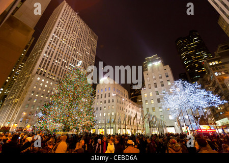 Der Weihnachtsbaum am Rockefeller Center bei Nacht mit Touristen und Besucher. Stockfoto