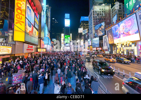 Eine Menge Leute genießen die Lichter des Times Square in New York City. Stockfoto