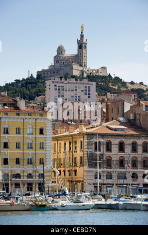Blick auf die Notre Dame De La Garde vom alten Hafen (Vieux Port) Stockfoto