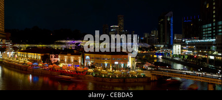 Clarke Quay am Singapore River im Central Business District Nacht Szene Panorama Stockfoto