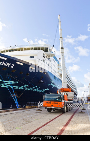 Kran-laden Mein Schiff 2 TUI Cruises Cadiz Spanien Stockfoto