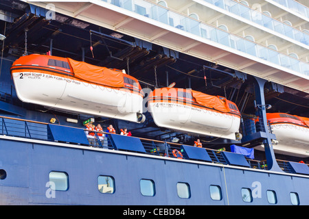 Ausschreibungen und Rettungsboote der Mein Schiff 2 TUI Cruises Cadiz Spanien Stockfoto