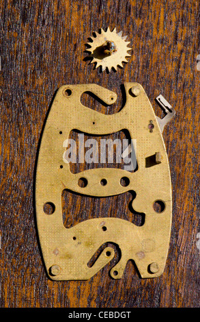 Vintage Wecker Messing Detail auf Holz Stockfoto