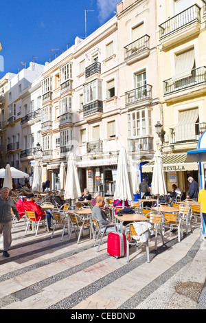Outdoor-Restaurant in Plaza De La Catedral, Cadiz Spanien. Cadiz ist eine der ältesten kontinuierlich bewohnten Städte Europas. Stockfoto