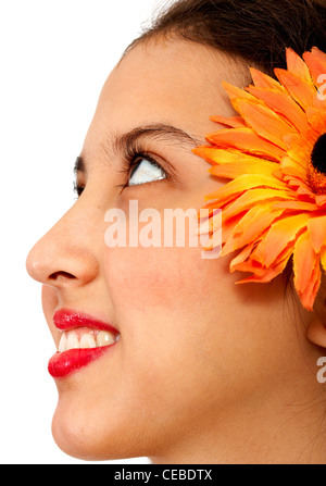 Junges Mädchen mit einer Blume In ihrem Haar Lächeln Stockfoto