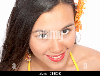 Schöne junge Mädchen mit einer Blume im Haar im Sommer Stockfoto