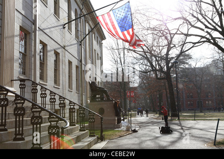 Aufnahme mit John Harvard Studenten Bronzeskulptur auf dem Campus der Harvard University in Cambridge, Massachusetts Stockfoto