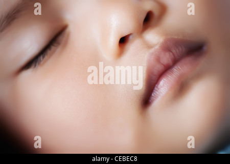 Hispanic Baby Mädchen schläft friedlich ein Nickerchen Tagsüber Stockfoto