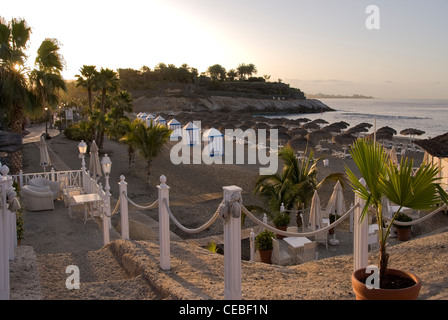 Playa del Duque in den Sonnenaufgang. Stockfoto