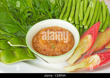 Sauce aus Shrimps-Paste und Chili mit frischem Gemüse auf Platte Stockfoto