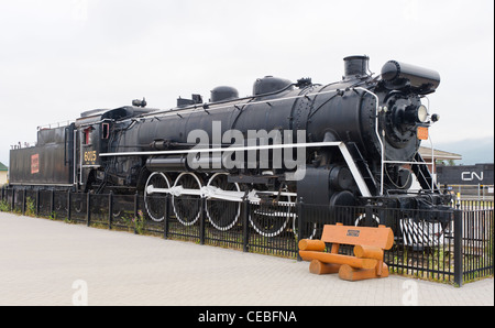 Kanadischen nationalen Eisenbahnen U-1-A Klasse 4-8-2 Lok Nr. 6015 (1923) in der ständigen Ausstellung in Jasper, Alberta, Kanada. Stockfoto