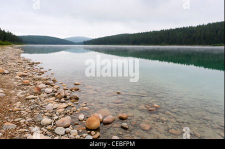 Misty dawn Aussicht auf Pyramid Lake in der Nähe von Jasper, Jasper National Park, Alberta, Kanada. Stockfoto