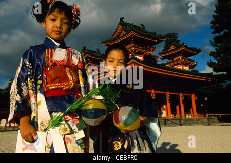 Ein sieben-jährige Mädchen und ihr fünf-jährigen Bruder nach ihrem Shichi-Go-San-Ritual in der Heian Jingu-Schrein in Kyōto, Japan Stockfoto