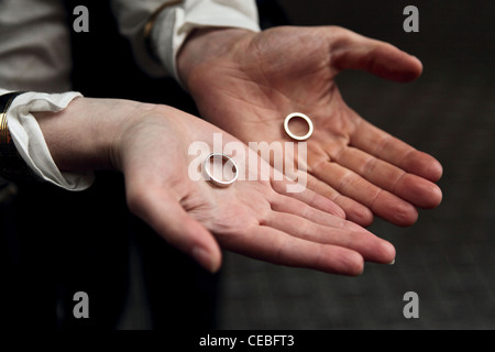 Nur verheiratete Paar Trauringe auftauchen Stockfoto