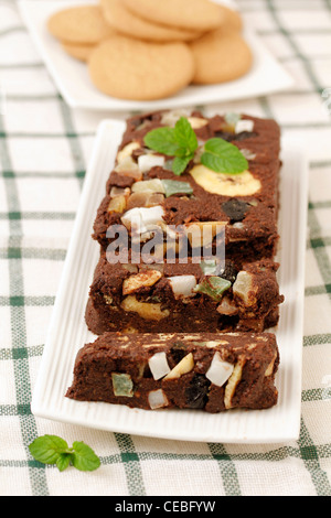 Cookies-Kuchen mit Schokolade und Nüssen. Rezept zur Verfügung. Stockfoto