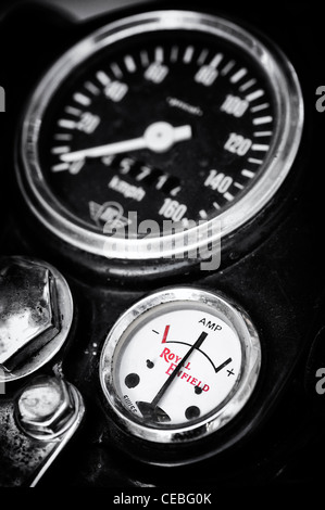 Royal Enfield Amperemeter und Tachometer. Klassische britische Oldtimer Motorrad. in Indien Schwarz und Weiß mit spot Färbung Stockfoto