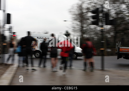 Menschen warten auf eine Straße am Hyde Park Corner, London Stockfoto