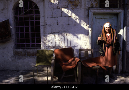 Eine ältere Bukhari Jude in Nachlaot oder Nahlaot eine Gruppierung von 23 alten Innenhof Nachbarschaften, die die neue Stadt nach dem Verlassen der Stadtmauer von Jerusalem im späten 19. Jahrhundert in Jerusalem Israel besiedelten Stockfoto