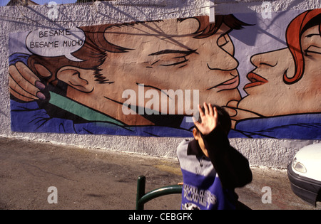Ein kleiner Junge versteckt sein Gesicht mit Zeichnung Darstellung Liebesbeziehung an einer Wand in Wadi Nisnas arabische Nachbarschaft in Haifa Israel Stockfoto