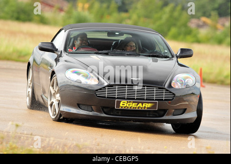 Supersportwagen auf dem richtigen Weg UK Aston Martin DB9 Stockfoto