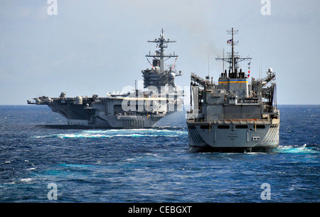 Das militärische Sealift Command-Schnellkampfschiff USNS Rainier (T-AOE 7) nähert sich während einer Übung mit dem Lenkraketen-Kreuzer USS Bunker Hill (CG 52) und der Peruanischen Marine dem Flugzeugträger USS Carl Vinson (CVN 70) der Nimitz-Klasse. Carl Vinson unterstützt Southern Seas 2010, eine US-amerikanische Operation unter Leitung des Southern Command, die US-amerikanischen und internationalen Streitkräften die Möglichkeit bietet, in einem multinationalen Umfeld zu operieren. Stockfoto