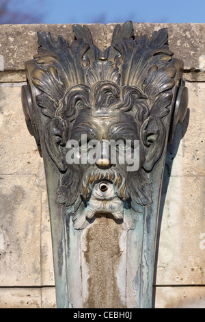 Brunnen-Detail vom Vorhof des Palastes von Versailles, Yvelines, Frankreich Stockfoto