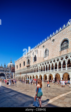 Basilika St. Markus (links) und Dogenpalast (rechts), Venedig, Italien Stockfoto