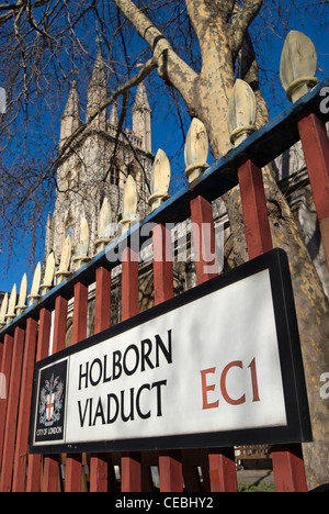 Straßenname Zeichen für Holborn Viaduct, London, England, der Turm der Kirche des Heiligen Grabes ohne Newgate im Hintergrund Stockfoto