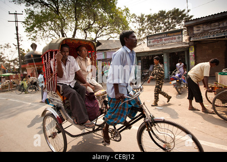 Indien, Assam, Tezpur, Transport, zwei männliche Personen in Fahrradrikscha Stockfoto