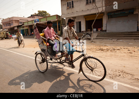 Indien, Assam, Tezpur, transport, männlichen Passagier im Zyklus Rickshaw durchgeführt Stockfoto