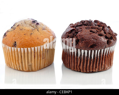 Schokolade und Blaubeere Muffins auf weißem Hintergrund Stockfoto