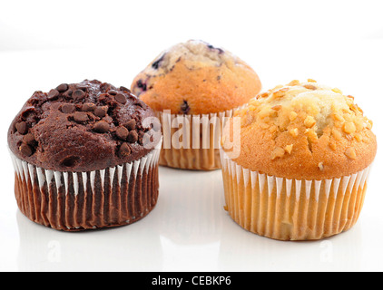 Schokolade, Banane und Blueberry Muffins auf weißem Hintergrund Stockfoto