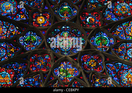 Ein Glasfenster in der Kathedrale Notre Dame, Reims, Frankreich. (Notre-Dame de Reims (unsere Dame von Reims)). Stockfoto