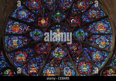 Ein Glasfenster in der Kathedrale Notre Dame, Reims, Frankreich. (Notre-Dame de Reims (unsere Dame von Reims)). Stockfoto