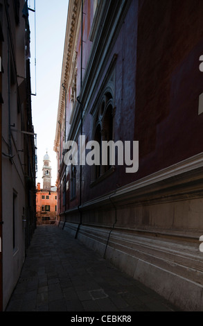 Die Glocke Turm von San Pantalon Kirche am Ende eines schmalen Sreet, Venedig, Italien Stockfoto